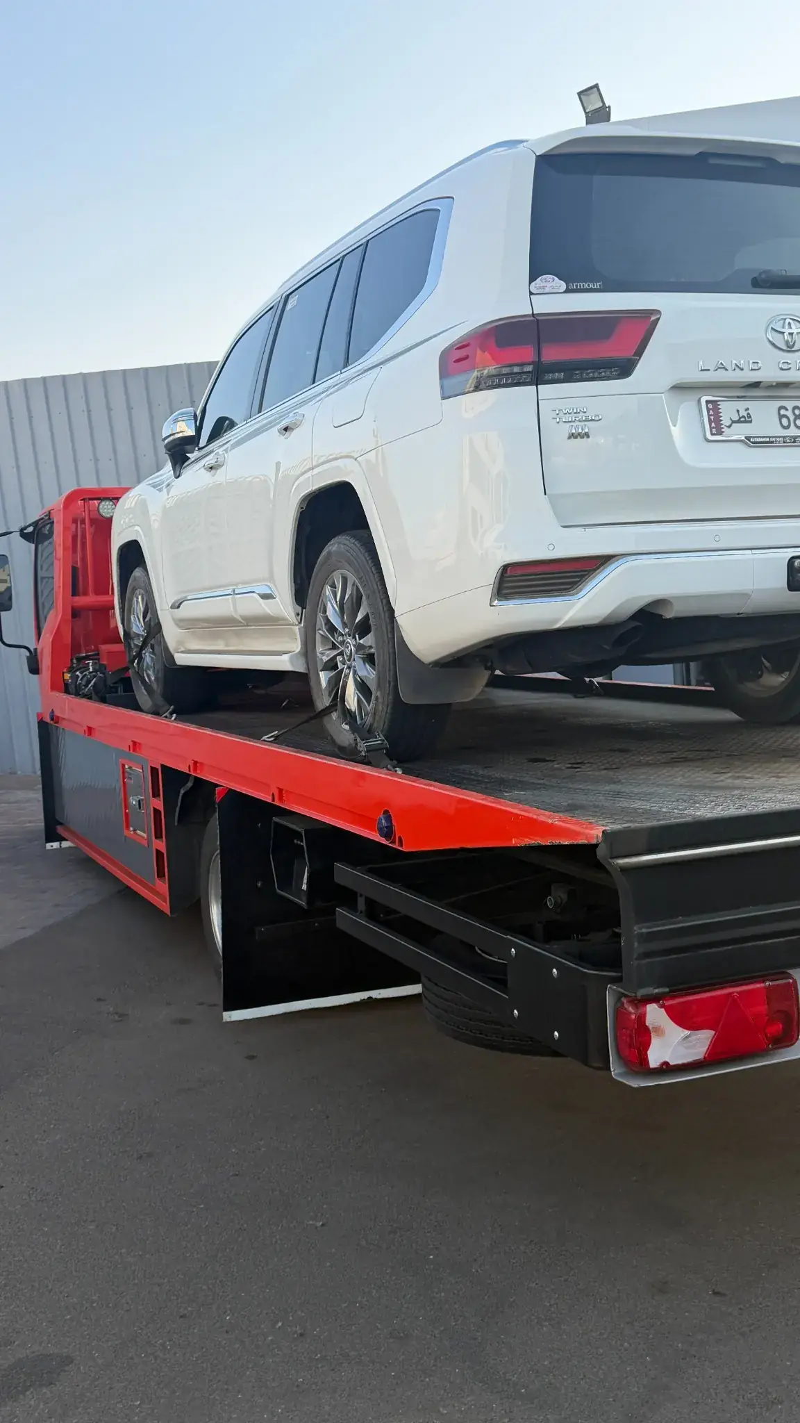 نقل سيارات بين المدن من وإلى الخبر — سطحة هيدروليك